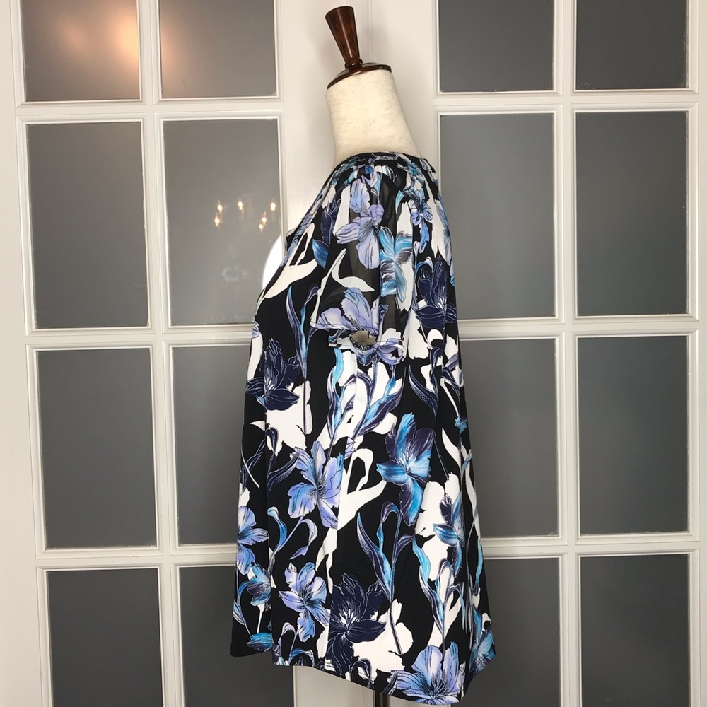 EUC Women’s sz LP, Black & Blue, V-Neck Floral Top - Picture 2 of 7